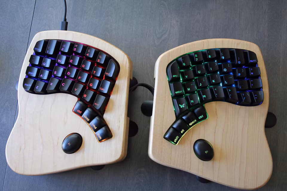 Keyboardio Model 01: The Model 01 được Keyboardio, đội ngũ chuyên gia hoạt động trong lĩnh vực công nghệ, bỏ ra hơn 2 năm nghiên cứu và phát triển. Bàn phím được chia thành 2 nửa với thứ tự chữ cái theo chuẩn QWERTY. Ngoài phần đế bằng gỗ tạo cảm giác sang trọng, Model 01 còn được trang bị hệ thống đèn LED hỗ trợ sử dụng trong đêm.