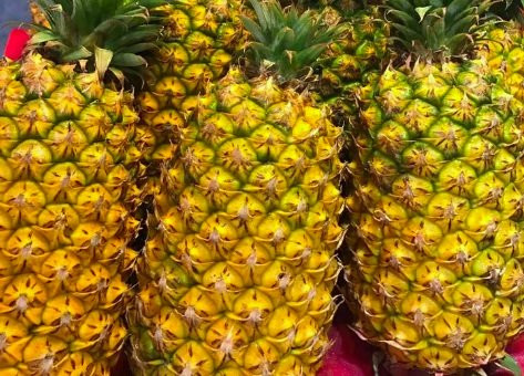 Dứa Đài Loan giá đắt gần 75 lần giá dứa Việt nhưng vẫn được nhiều người mua về ăn.