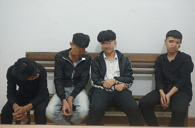 Nhóm thiếu niên có người còn đang đi học nhưng rủ nhau cướp tài sản - Ảnh: H.H.