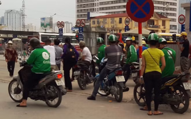 Bi xua duoi, tai xe Grab, Uber khong dam vao ben xe-Hinh-3