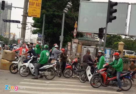 Bi xua duoi, tai xe Grab, Uber khong dam vao ben xe-Hinh-2