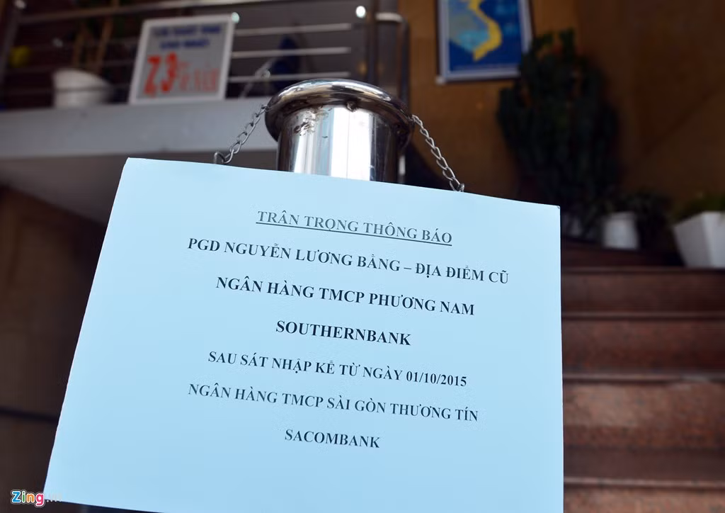 Theo ghi nhận, các trụ sở của Ngân hàng TMCP Phương Nam tại Hà Nội, công việc giao dịch vẫn diễn ra bình thường. Bên ngoài cửa đều được đặt biển thông báo về việc chuyển đổi thương hiệu giúp khách hàng dễ dàng phân biệt.