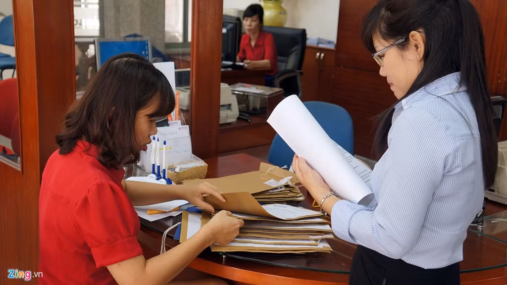 Công tác kiểm tra danh sách hồ sơ khách hàng cũng được gấp rút chuẩn bị giữa nhân viên của hai ngân hàng.