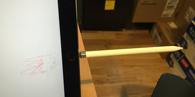 iPad mới thật bất tiện khi phải cắm bút thế này. Ảnh: Business Insider.