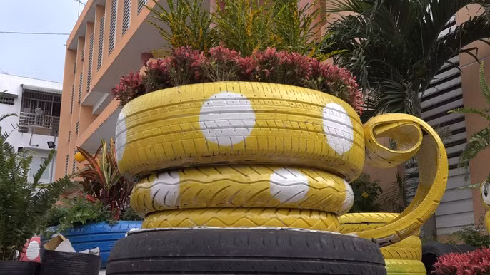 Những chậu hoa ngộ nghĩnh, lung linh sắc màu được đặt ngoài đường để làm đẹp thêm cảnh quan ngày Tết ở TP Cao Lãnh.