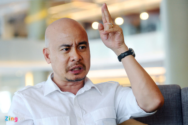 Ông Đặng Lê Nguyên Vũ yêu cầu bà Thảo trả ngay cho TNH con dấu và giấy chứng nhận đăng ký doanh nghiệp mà bà Thảo đã chiếm đoạt vào ngày 16/10/2015. Ảnh: Hoàng Hà.