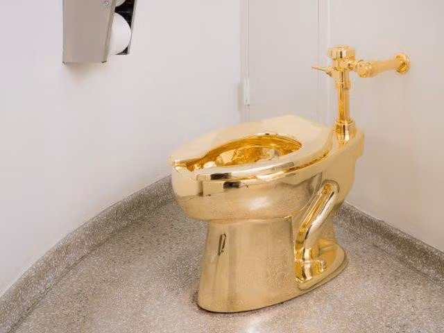 Nhà vệ sinh và nhà tắm bằng vàng Một cách để chứng tỏ rằng bạn cực kỳ giàu có là làm cho xung quanh mình có càng nhiều vàng càng tốt.