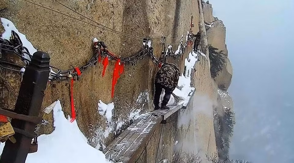 Điểm đáng chú ý là lối đi này chỉ rộng 30cm và công việc của những công nhân này là bảo trì, dọn sạch lớp băng tuyết dày và đưa ra lời khuyên cho những du khách muốn đi qua con đường đáng sợ này, theo The Sun. Họ thường làm việc ở nhiệt độ -12 độ C. 