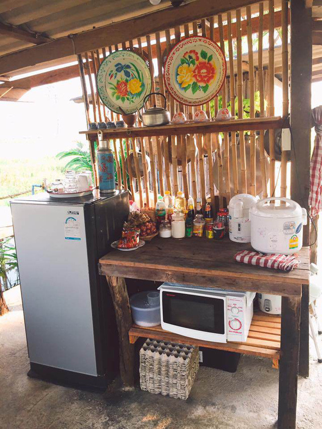 Khu bếp giản dị nhưng ấm cúng, đủ đầy.