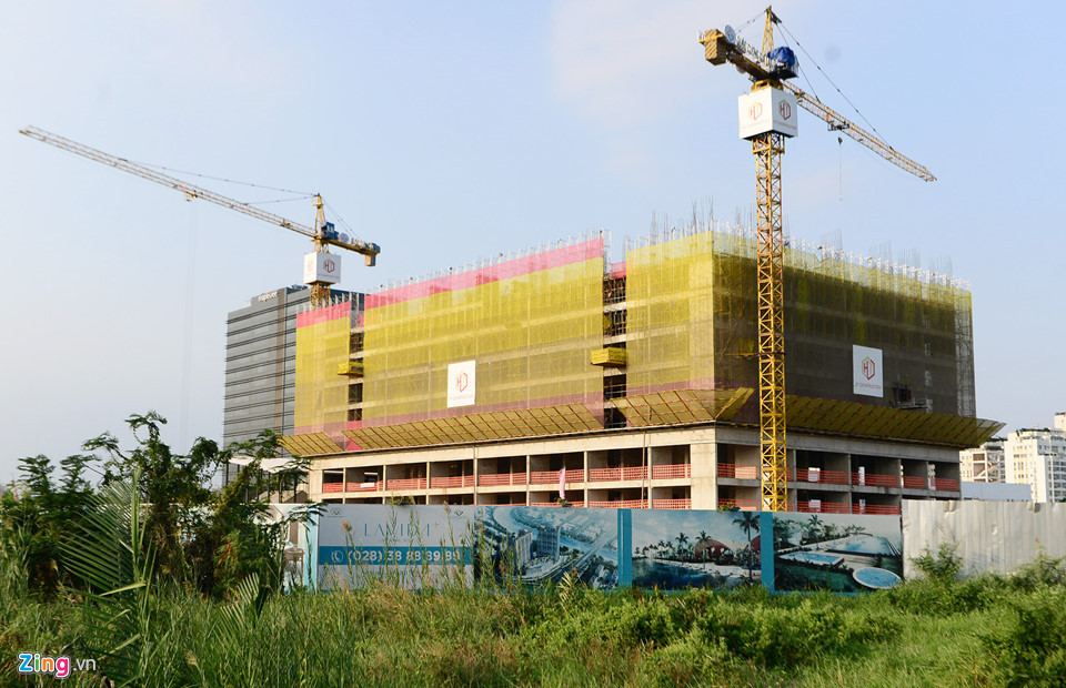 Dự án khu ven sông còn được QCG gọi là dự án Tân Phong (dự án Lavida nằm trong tổ hợp này), trước khi chuyển nhượng cho QCG, năm 2016, QCG và Tân Thuận đã ký hợp đồng hợp tác kinh doanh.