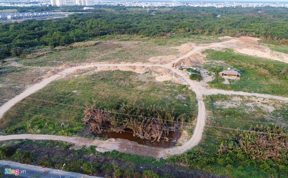 Thời gian qua, một phần đất hướng trung tâm thành phố đang có hoạt động san, đổ đất tạo mặt bằng, làm đường. Tại khu vực này đang có một chiếc máy xúc thi công và khu nhà có người ở.