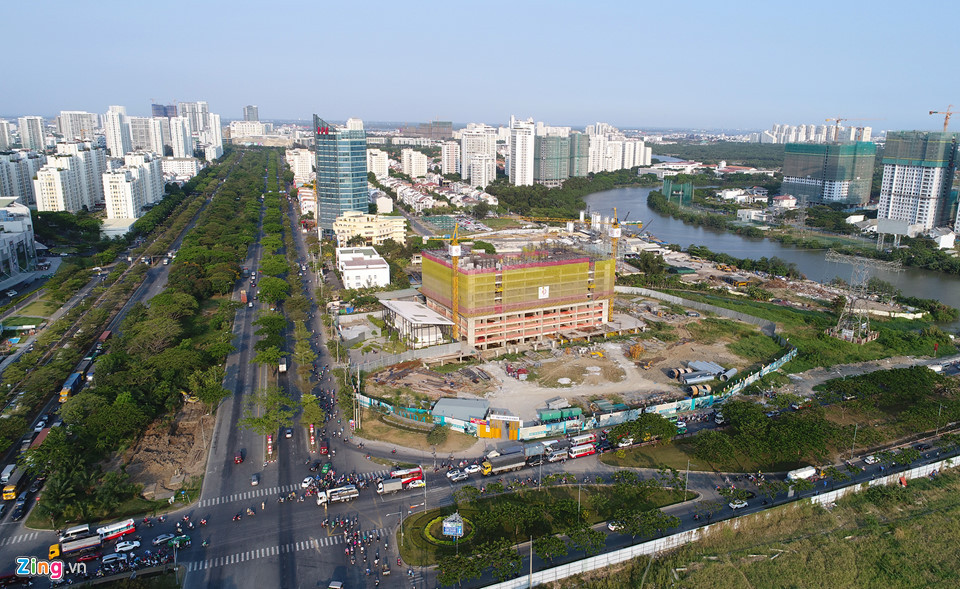 Bên cạnh dự án Phước Kiển, Tân Thuận cũng có giao dịch bán đất khác với QCG. Giao dịch mua bán lớn thứ 2 giữa QCG và Tân Thuận được tiết lộ trong thuyết minh báo cáo tài chính của QCG. Cụ thể, ngày 28/11/2017, công ty Tân Thuận đã ký với QCG hợp đồng chuyển nhượng số 271/HĐKT/2017 nhằm chuyển nhượng giá trị quyền sử dụng đất của một phần dự án khu ven sông, phường Tân Phong, quận 7 với tổng giá trị hơn 293,3 tỷ đồng. Đây là lô đất nằm tại góc đường Nguyễn Văn Linh - Nguyễn Hữu Thọ, đối diện với VivoCity, quận 7.