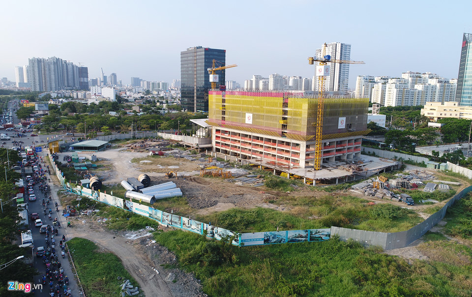 Theo đó, QCG sẽ cùng hợp tác góp vốn đầu tư xây dựng và khai thác kinh doanh dự án Tân Phong và QCG sẽ được chia hiệu quả đầu tư với tỷ lệ 90%. Thuyết minh báo cáo tài chính năm 2016 của QCG cho biết, tại ngày 31/12/2016, QCG đã rót 243,5 tỷ đồng vào dự án Tân Phong. Hiện tại, dự án này đang được QCG thi công block đầu tiên bên phải khu đất với mặt tiền đường Nguyễn Văn Linh.