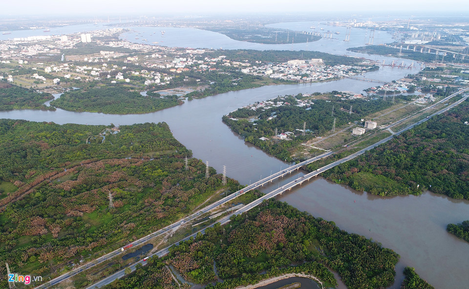 Điểm cuối hướng cảng Hiệp Phước, huyện Nhà Bè nằm giáp cầu Phước Kiểng, giữa ngã 3 rạch Mương Chuối và Phước Long. Mức giá này được cho là thấp hơn nhiều mặt bằng thị trường và gây thiệt hại cho ngân sách khoảng 2.000 tỷ đồng.
