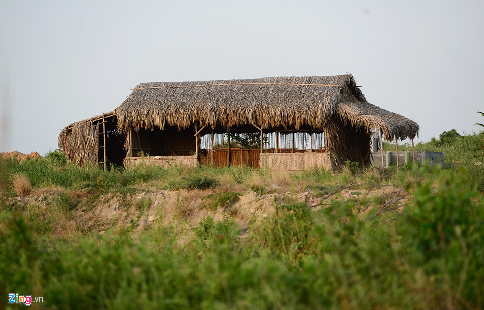 Bên cạnh đó, một chiếc lán được dựng lên nhưng không có người ở. Lô đất này có diện tích 324.971 m2 (gần 32,5 ha), trong đó có 281.404 m2 có giấy chủ quyền đã sang tên cho công ty Tân Thuận, còn hơn 41.000 m2 vẫn chưa sang tên nhưng có sổ đỏ đính kèm.