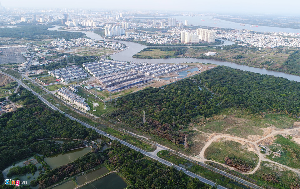 Hướng về trung tâm thành phố, khu đất nằm cạnh các khu đô thị hiện đại đang mọc lên dày đặc bên tuyến đường này. Ngày 18/4, Ban Thường vụ Thành uỷ TP.HCM đã họp khẩn và yêu cầu Tân Thuận đàm phán với QCG để huỷ hợp đồng chuyển nhượng đất tại xã Phước Kiển, huyện Nhà Bè.