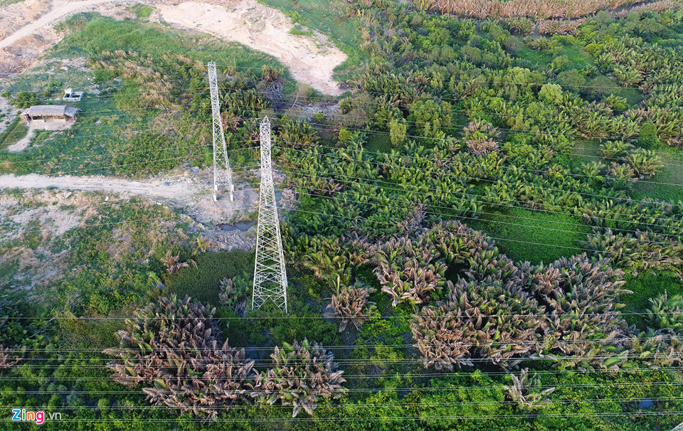 Phần đất bên mặt tiền đường Nguyễn Hữu Thọ phía trên có rất nhiều đường điện cao thế chạy dọc. Theo ông Cường, doanh nghiệp vẫn đang tiến hành đền bù. Các thửa đất của người dân, khi đền bù 100% mới được công nhận là chủ đầu tư.
