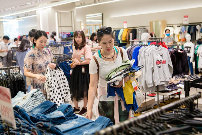 Với mức giá giảm lên đến 50%, nhiều khách hàng mạnh dạn chi tiền để có thể sở hữu được hàng có thương hiệu.