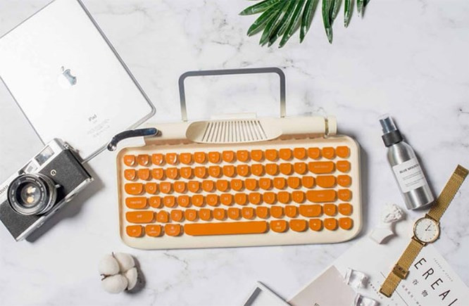 Nó cũng có màu kem trắng nhạt với các phím màu da cam.