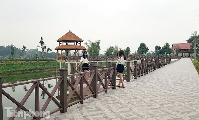 Nhiều bạn trẻ chụp ảnh check in, tham quan trong khu du lịch trái phép.