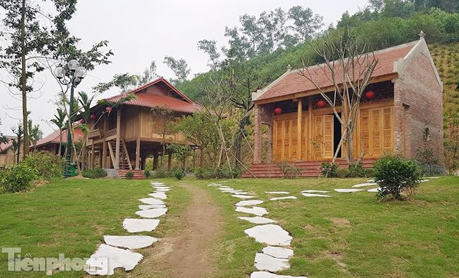 Theo tìm hiểu, ngày 31/12/2003, UBND tỉnh Thái Nguyên quyết định thu hồi 133.256,0 m2 đất trong đó bao gồm: Đất nông nghiệp là 106.376,0 m2; đất lâm nghiệp và trồng cây lâu năm là 15.611 m2; đất giao thông là 6.760 m2; đất hoang là 4.527 m2 giao cho Công ty TNHH Thái Việt thuê để làm trang trại chăn nuôi bò sữa. Thời hạn cho thuê là 50 năm với đơn giá thuê những năm đầu là 111 đồng/m2/năm. Đến 2018, dù chưa được cơ quan chức năng chấp thuận, chưa được cấp giấy phép xây dựng, nhưng Thái Việt đã “xẻ thịt” cả trăm nghìn m2 đất thành Khu du lịch Yasmin Farm và đưa vào hoạt động thu tiền.