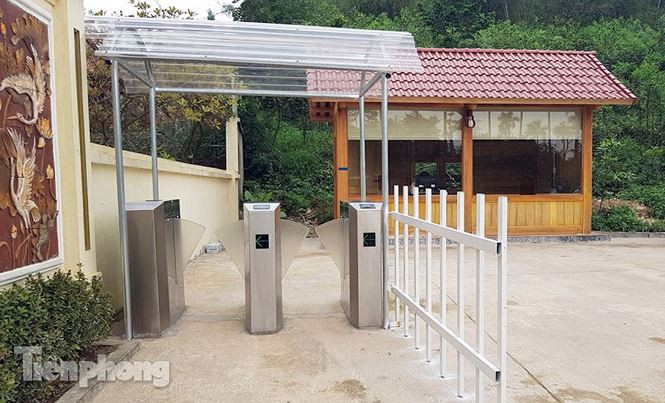 Được biết, khách muốn vào bên trong khu sinh thái này thăm quan phải mua vé bằng thẻ quẹt từ với giá là 40.000 nghìn đồng/vé/người.