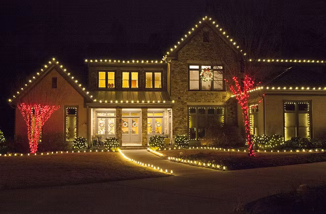 Người dân phương Tây thường thắp nhiều đèn trang trí vào dịp Giáng sinh và năm mới. Ảnh: Dailymail.