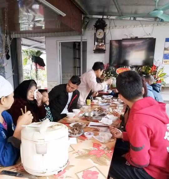 Một cầu thủ của HAGL khác là văn Thanh đã cùng bố mẹ mổ lợn thiết đãi họ hàng, hàng xóm.