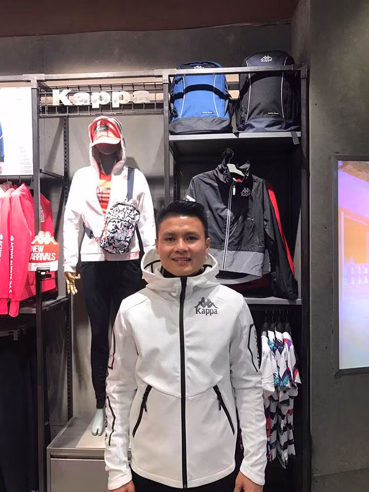 Tiền vệ Quang Hải tranh thủ đi mua sắp. Tết này với Quang Hải thực sự hạnh phúc khi gia đình anh luông có rất đông họ hàng, bạn bè tới chúc mừng, chia vui. Quang Hải cho biết sau những ngày xa nhà, anh chỉ thèm bữa cơm mẹ nấu.