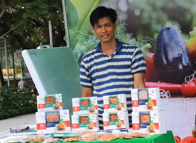 Các sản phẩm tôm sinh thái được anh Nhiệm đóng gói rất đẹp mắt, như những hộp quà tết sang trọng nên được khách hàng tin dùng. Ảnh: Thuận Hải.