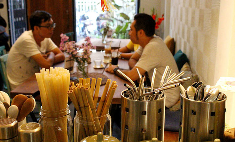 Goi rau la chuoi, hut nuoc ong say: Van minh nhu thoi ong ba-Hinh-3