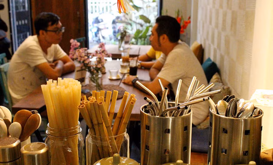 Goi rau la chuoi, hut nuoc ong say: Van minh nhu thoi ong ba-Hinh-3