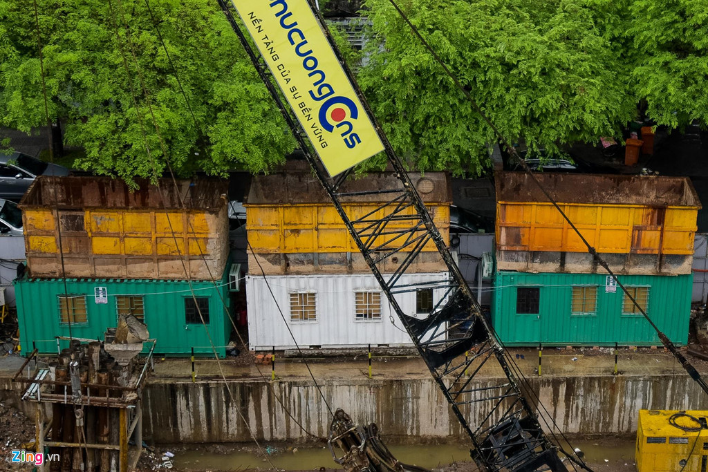 Bên trong công trường có 3 căn nhà lợp tôn, một số máy móc nhưng không có dấu hiệu hoạt động.