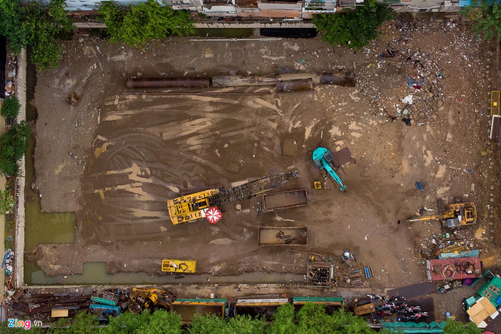 Cũng theo Tuổi Trẻ, trước đó, mảnh đất đã "qua tay" nhiều doanh nghiệp như: Công ty TNHH Reaves (British Virgin Island) năm 1995, Công ty Centrepoint Properties Ltd (Singapore) năm 1997 , Công ty CP Phương Gia Phú năm 2010, bà Đặng Phương Nam năm 2012.