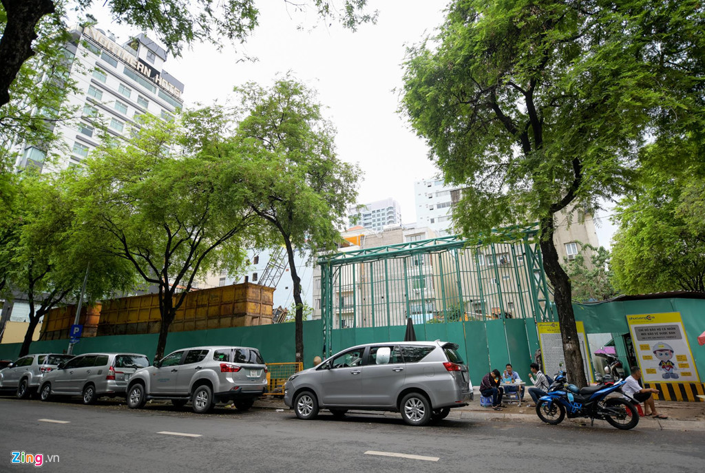 Trong thời gian chuyển nhượng, dự án khởi công từ năm 1998 nhưng đã bị tạm ngưng thi công vào năm 2001 do khủng hoảng kinh tế. Đến năm 2007, sau một thời gian khởi động lại, dự án tiếp tục bị tạm ngưng do vi phạm an toàn xây dựng. Năm 2012, khi thi công hạng mục phần móng, công trình lại bị ngừng do gây ra sự cố sụt lún.