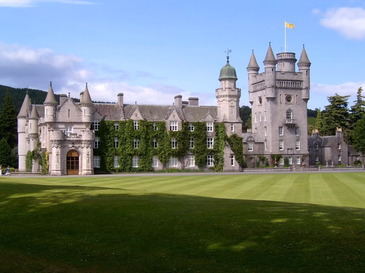 Lâu đài Balmoral, Aberdeenshire: Khu bất động sản rộng 20.000 hecta tại Scotland này thuộc sở hữu của hoàng gia Anh từ năm 1852 và Nữ hoàng đã dành nhiều kỳ nghỉ hè tại đây. Công chúa Eugenie - cháu gái của nữ hoàng từng nói: "Đây là nơi đẹp nhất hành tinh. Tôi cho rằng bà tôi hạnh phúc nhất khi ở đây".