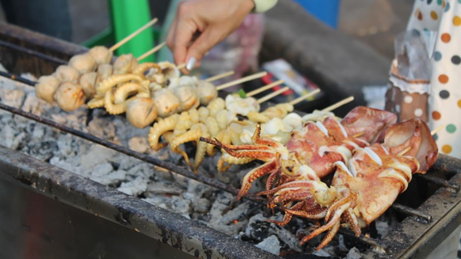 Mực nướng là một trong những món ăn khó cưỡng khi bạn dạo quanh các con đường ở thành phố Bangkok. Theo những cơn gió, mùi thơm của mực tươi khi được nướng trực tiếp trên than hoa quấn lấy và hấp dẫn thực khách. Để vị thêm đậm đà, người Thái Lan thường dùng chung món ăn này với nước sốt ngọt và cay.