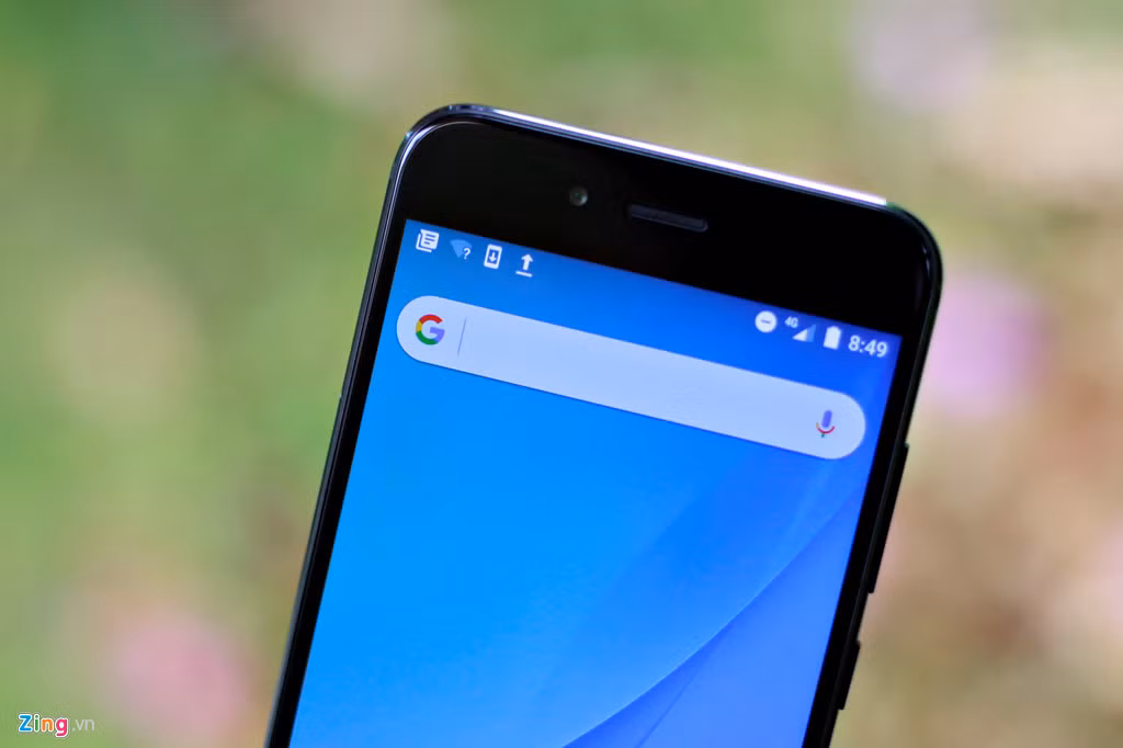 Máy selfie 5 MP, có cài sẵn một số phần mềm chỉnh sửa ảnh thông minh.