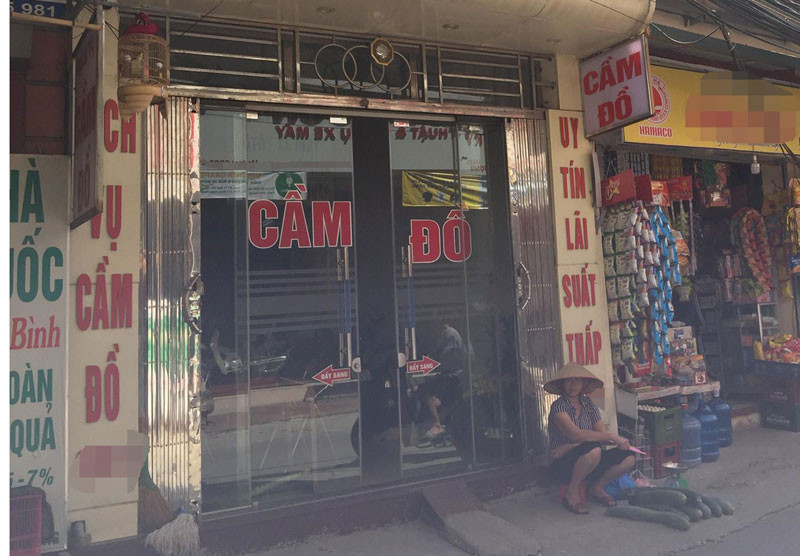 Nhiều tiệm cầm đồ quá tải, chỉ nhận cầm đồ những món hàng có giá trị cao.