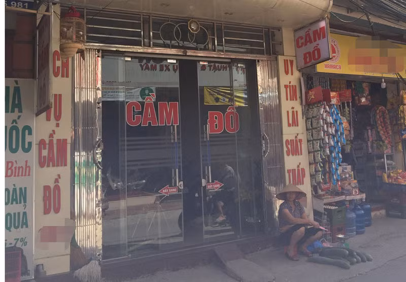 Nhiều tiệm cầm đồ quá tải, chỉ nhận cầm đồ những món hàng có giá trị cao.