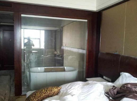 Tai sao phong tam khach san thuong dung kinh trong suot?-Hinh-3