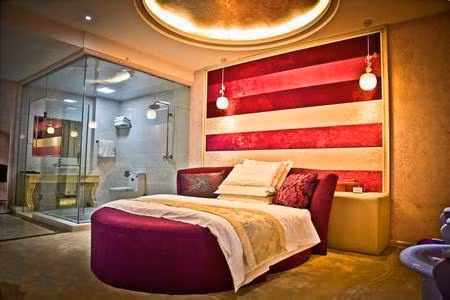 Tai sao phong tam khach san thuong dung kinh trong suot?