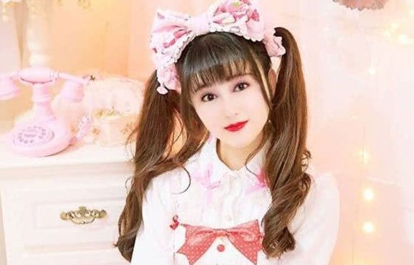 Phan Nghinh Tử U70 khoe ảnh như tuổi 20 khiến nhiều người chê cười.