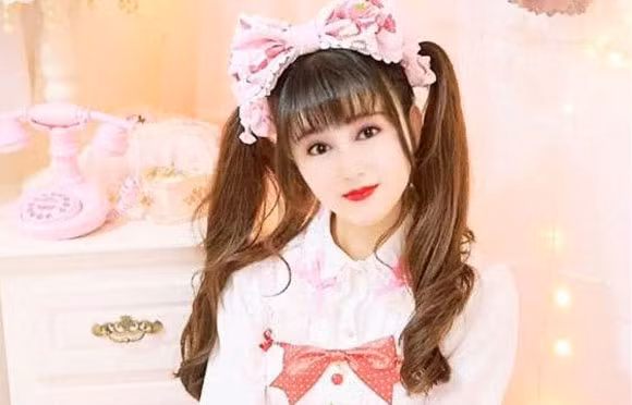 Phan Nghinh Tử U70 khoe ảnh như tuổi 20 khiến nhiều người chê cười.