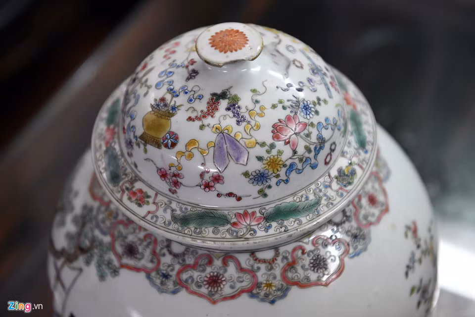 Theo ông, có những đồ chỉ có gia đình ông giữ được còn ở nơi khác họ đã bán đi nước ngoài từ lâu. Trong ảnh là chiếc chóe từ thời vua Càn Long (đời nhà Thanh)...