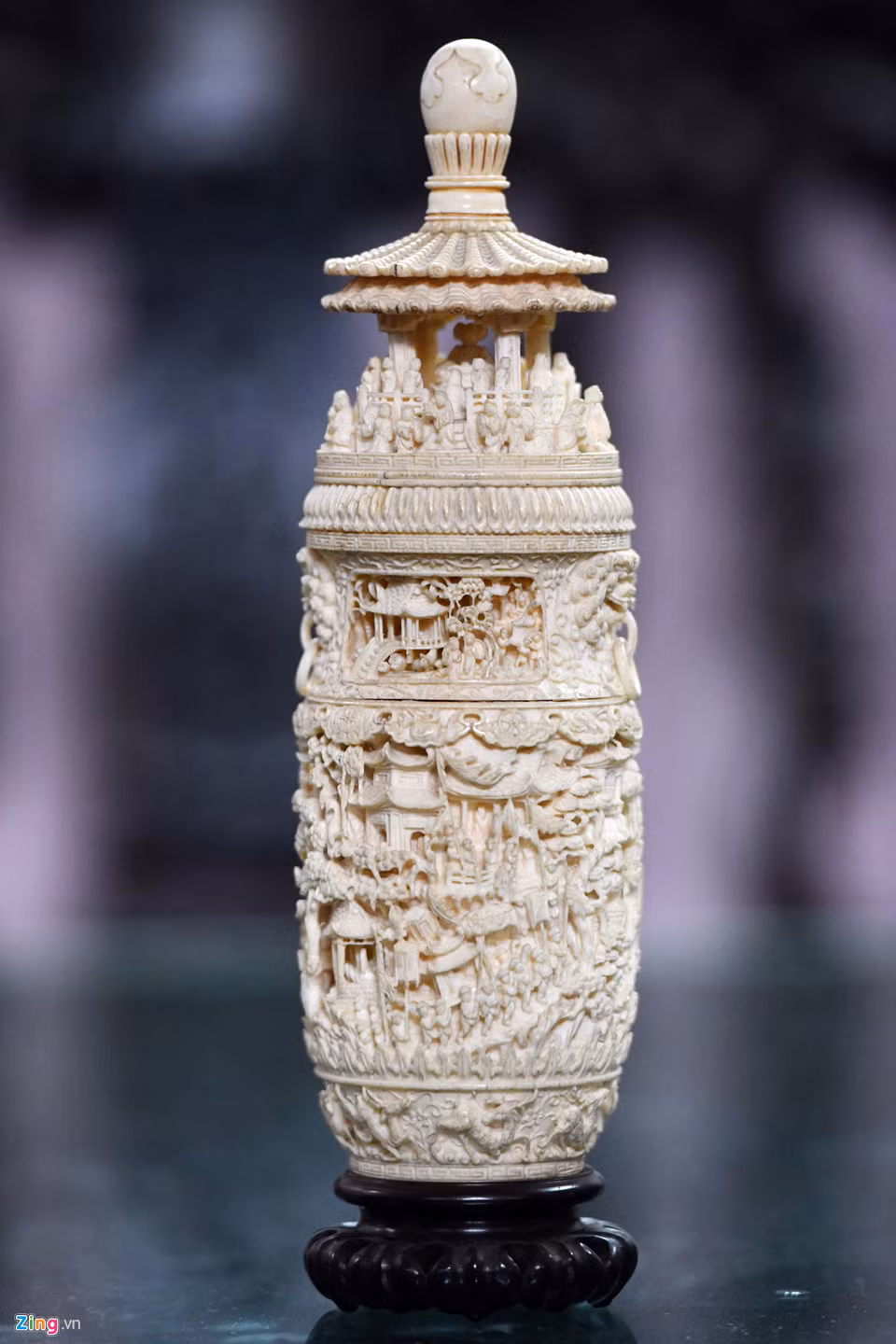 Tác phẩm duy nhất của thời hiện đại cũng được bày trong tủ mang tên "Hội tụ quần hùng" làm bằng ngà voi, nặng 4 kg.