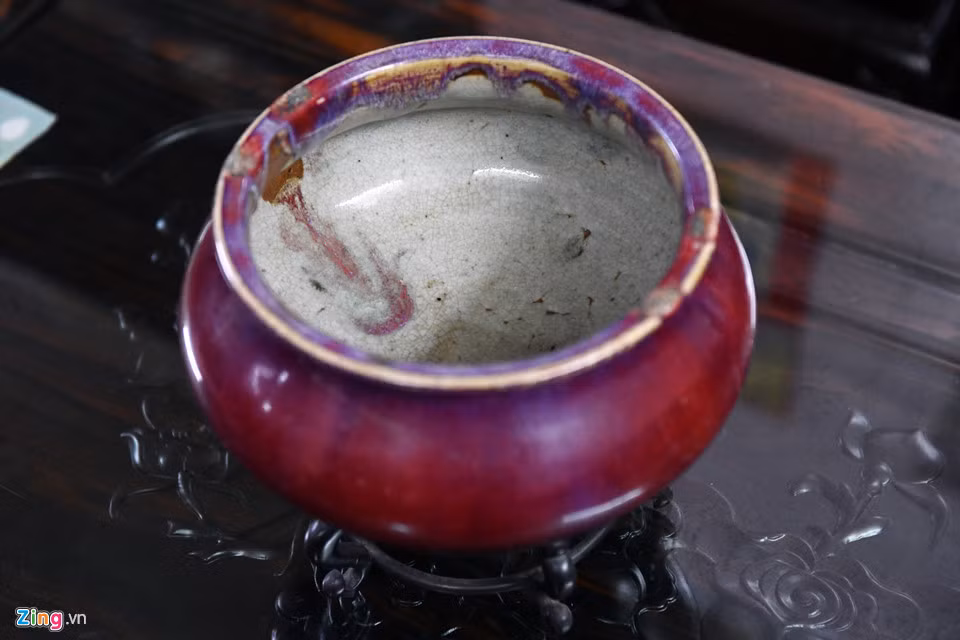 Chiếc ang này, theo ông Minh, từng qua tay nhiều đời chủ. Đầu tiên nó được mua đấu giá từ Hong Kong về. Một người chủ dùng nó đổi được một căn nhà 3 tầng ở phố Hàng Bún (quận Hoàn Kiếm, Hà Nội) nhiều năm trước. Người chủ tiếp theo lại bán chiếc ang này cho người khác. Cứ thế qua nhiều tay rồi cuối cùng thuộc về ông Minh.