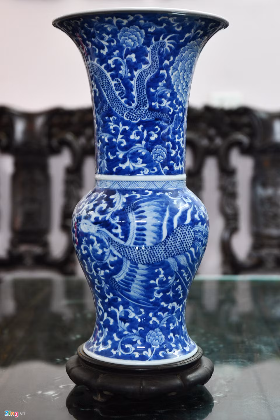 Bình dùng để cắm các bài thẻ khi vua viết chiếu chỉ và đưa cho các quan trong triều. Bên trên có hình con rồng tượng trưng cho sức mạnh và uy quyền của Hoàng thượng...