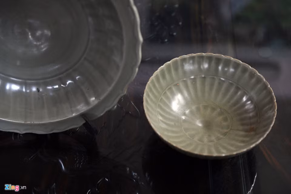 Chiếc bát có miệng đường kính hơn 20 cm, đi theo đĩa này thành một bộ.