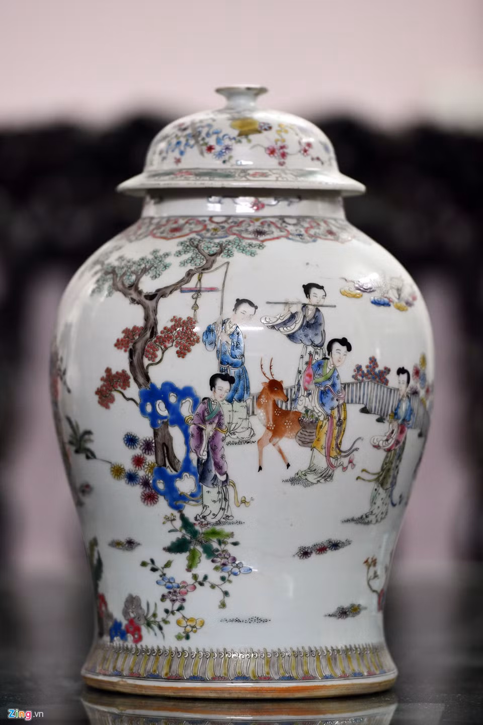 Chiếc chóe có các họa tiết thiếu nữ du xuân, mang ý nghĩa mùa xuân đâm chồi nảy lộc, không khí vui tươi.